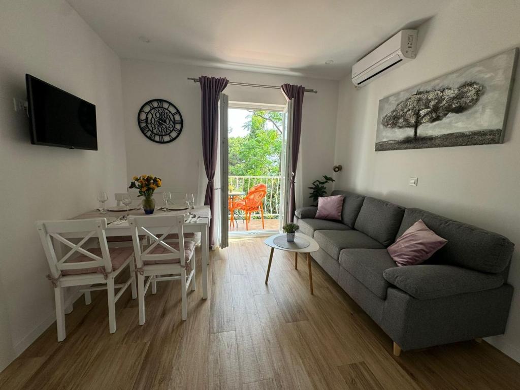 Apartment & Rooms Papa - Two Bedroom Apartment with Balcony and Partial Sea View