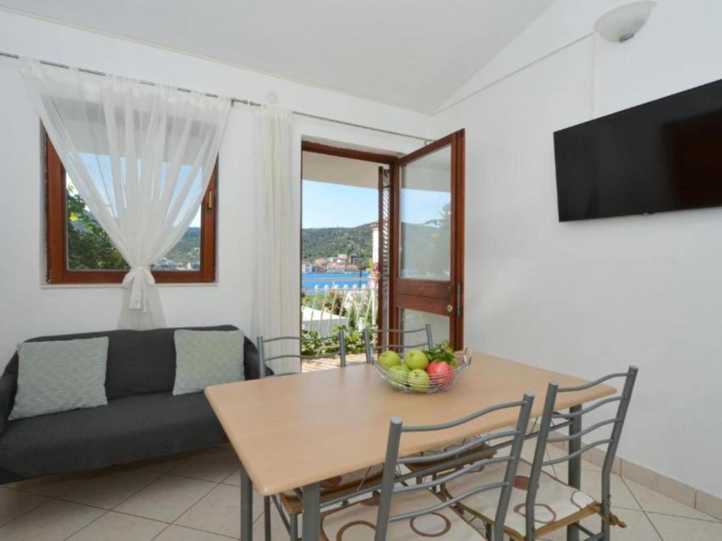 TV a/nebo společenská místnost v ubytování Apartments Nina - Two Bedroom Apartment with Balcony A3