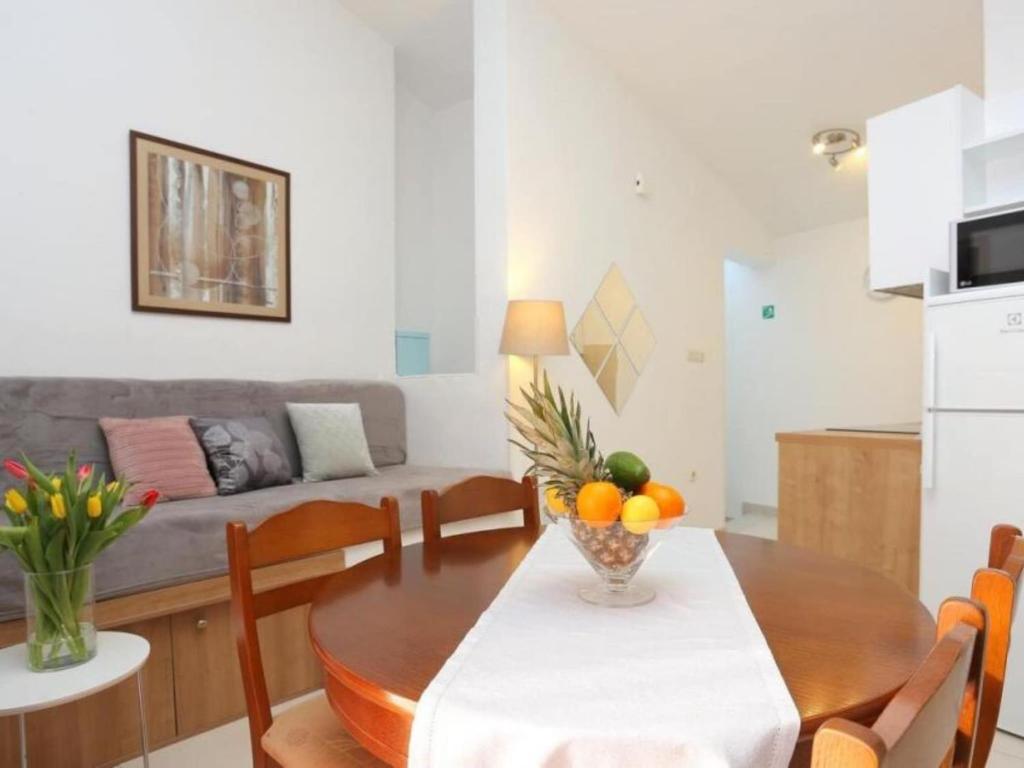 Apartments Ro i - Classic Two Bedroom Apartment with Balcony and Sea View