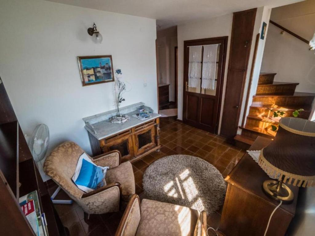 O zonă de relaxare la Stone House Seaside Retreat on Bra Island - Two Bedroom Apartment 2