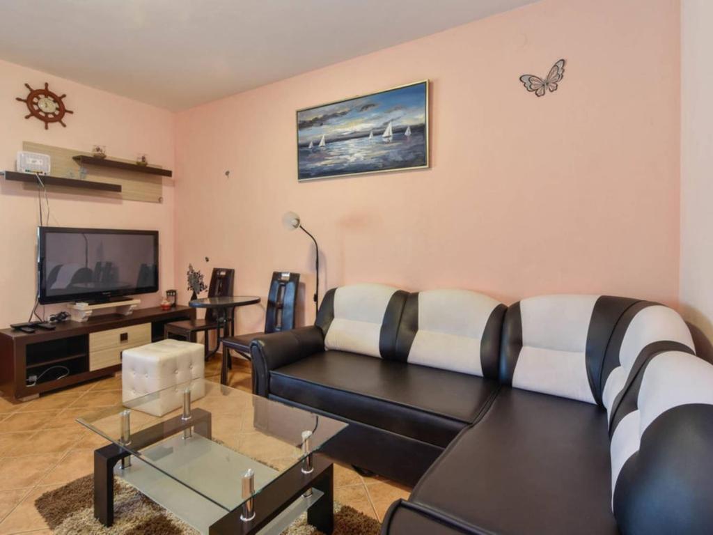 Peaceful Island Haven with Pool, BBQ & Games Area - Four Bedroom Holiday Home