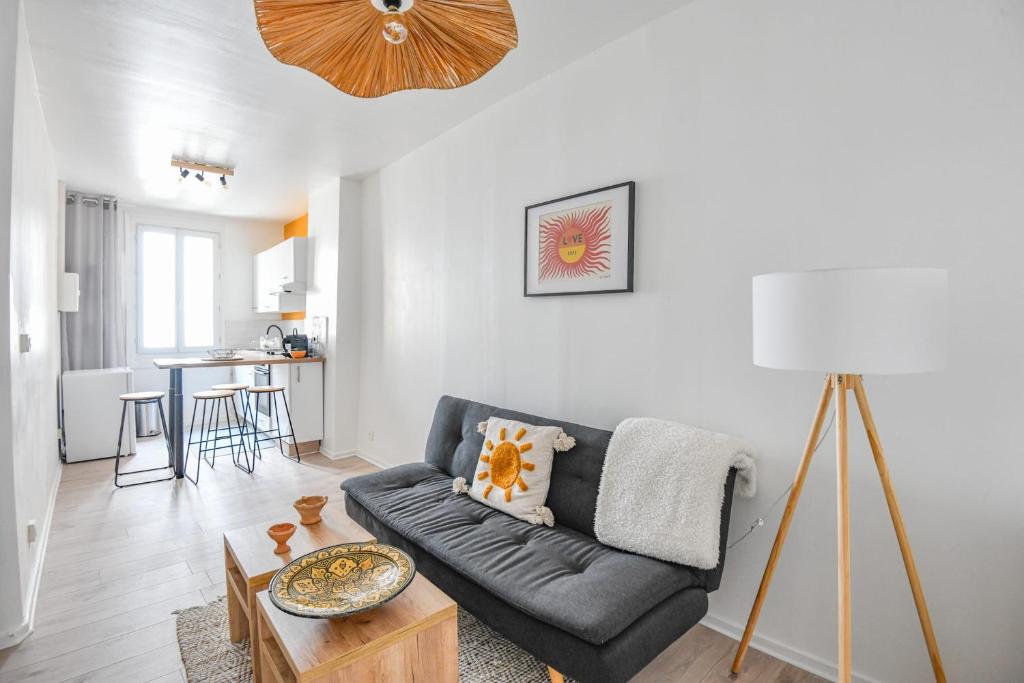 un salon avec un canapé et une table dans l'établissement Le Solea - Bel appart 1 ch proche Vieux-Port, à Marseille