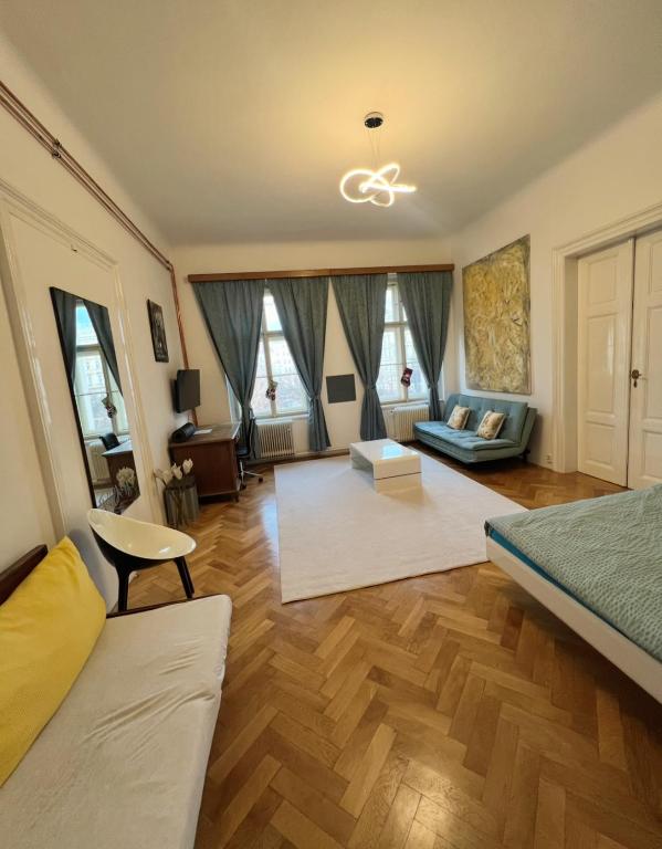 Postel nebo postele na pokoji v ubytování Wenceslas square apartment 150 m2
