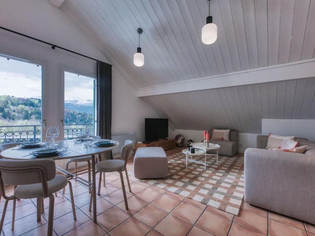 un salon avec une table, des chaises et un canapé dans l'établissement Appartement central 3 chambres, balcon, WiFi, Saint-Gervais - FR-1-663-31, à Saint-Gervais-les-Bains