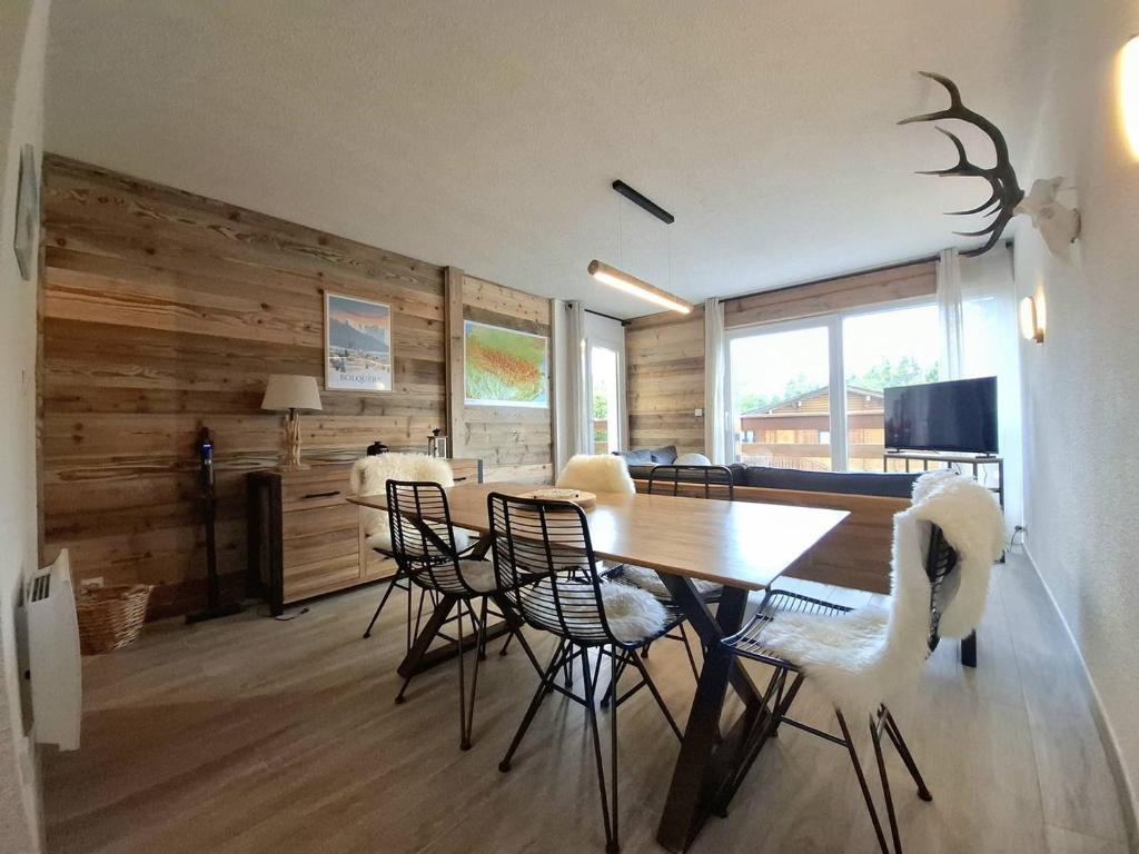 une salle à manger avec une table et des chaises dans l'établissement T2 cabine lumineux avec terrasse proche commerces et pistes - FR-1-592-86, à Font-Romeu