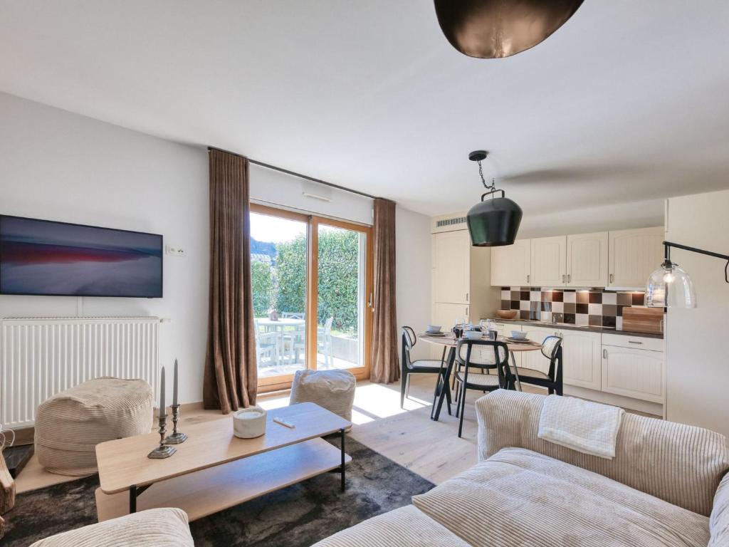un salon avec un canapé et une table dans l'établissement Charmant appartement rénové au centre avec jardin et parking, idéal pour 4 personnes - FR-1-663-34, à Saint-Gervais-les-Bains