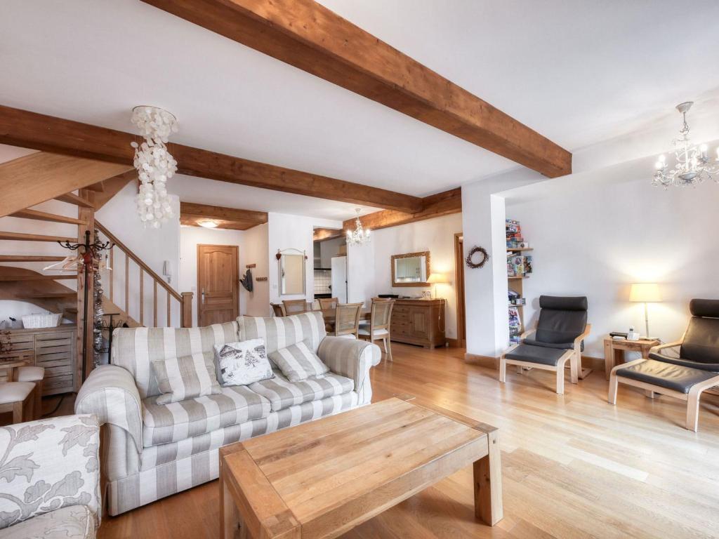un salon avec deux canapés et une table dans l'établissement Duplex à Saint-Gervais, 4 chambres, 8 pers, parking et WiFi - FR-1-663-36, à Saint-Gervais-les-Bains
