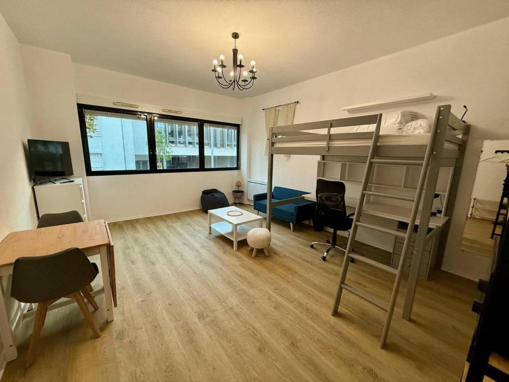 Cette chambre dispose de lits superposés et d'un bureau. dans l'établissement Studio à Arcachon, 500 m de la plage, parking privé - FR-1-433-142, à Arcachon