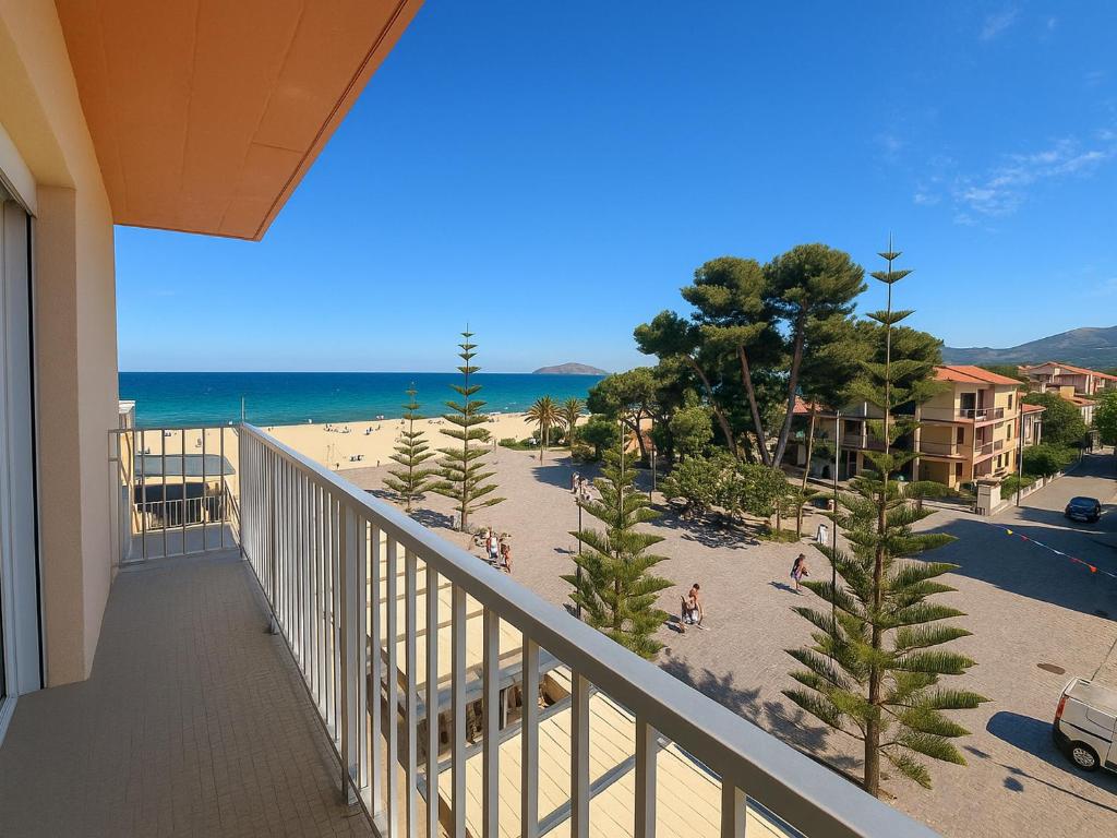 Elle comprend un balcon offrant une vue sur la plage. dans l'établissement Appartement T2 avec Climatisation à Argelès-sur-Mer - FR-1-732-96, à Argelès-sur-Mer