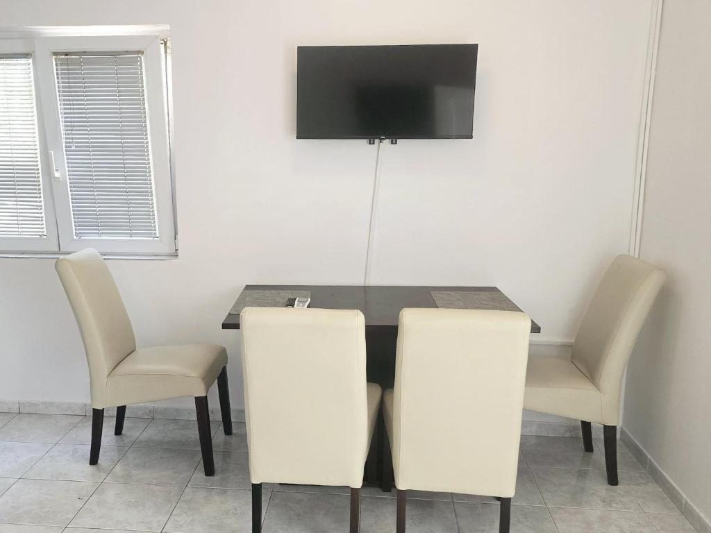 Apartments Mateo - One Bedroom Apartment - White
