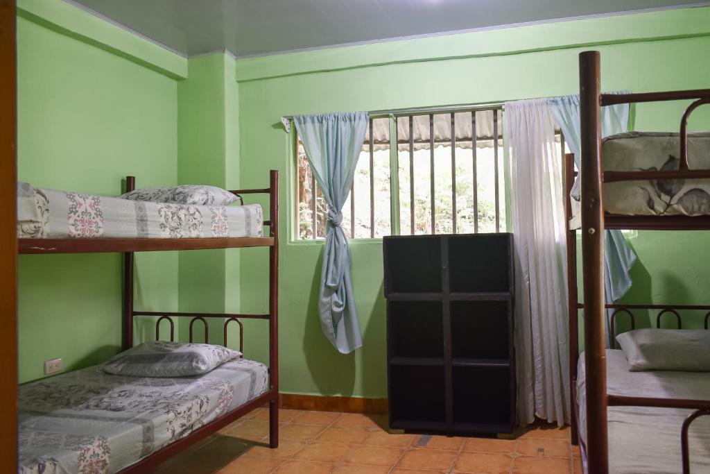 Postel nebo postele na pokoji v ubytování Manuel Antonio Hostel
