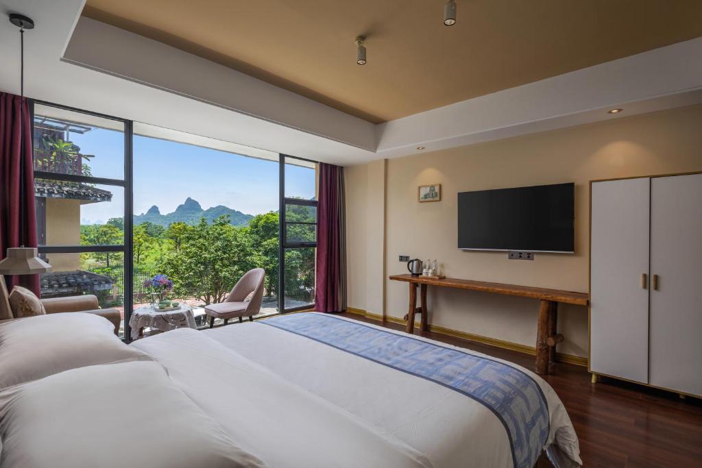 TV a/nebo společenská místnost v ubytování Guilin Village Creek Inn-Free private car pick up station stay 3 nights