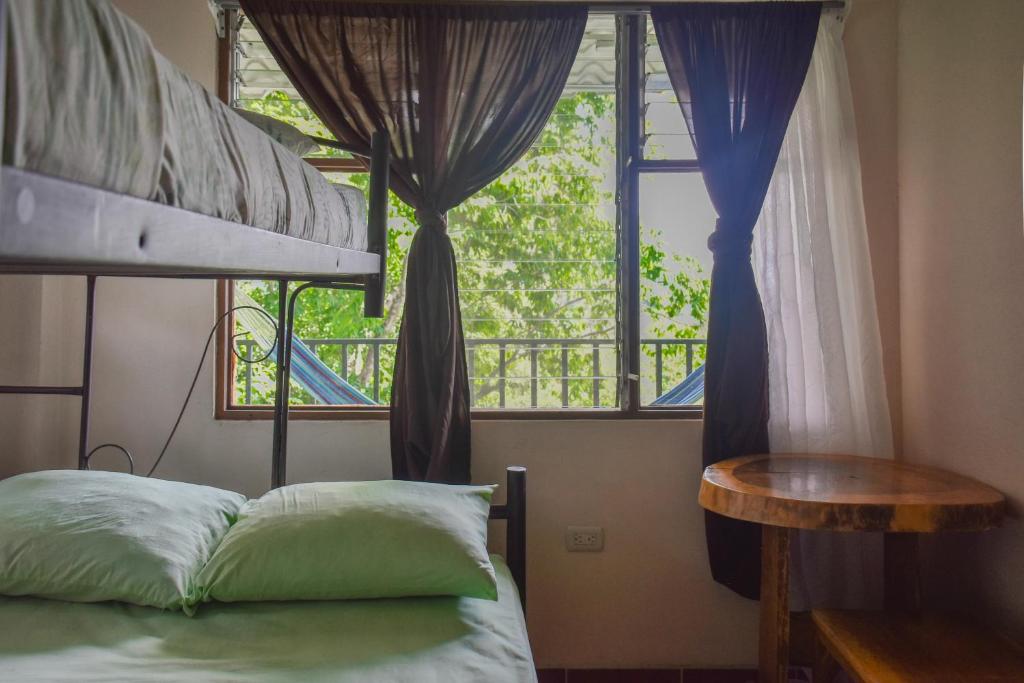 Postel nebo postele na pokoji v ubytování Manuel Antonio Hostel
