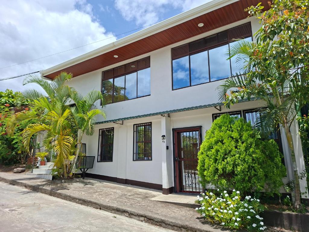 a house with a lot of windows at Casa Isabella 45 AC en las habitaciones in Matagalpa