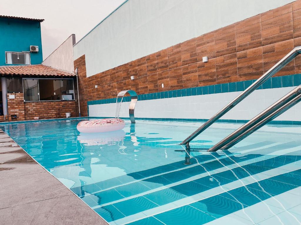 バヘイリーニャスにあるPousada Vila Lençóis Sport & Pousadaのスイミングプール付きのスイミングプール