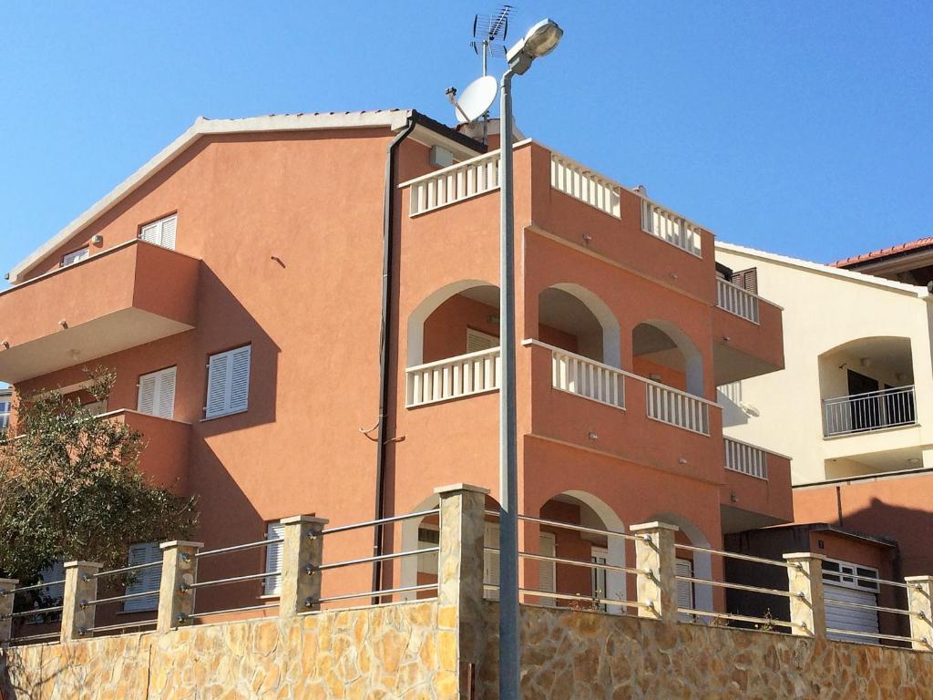 een gebouw met een straatlicht ervoor bij Apartments Crnjac in Trogir