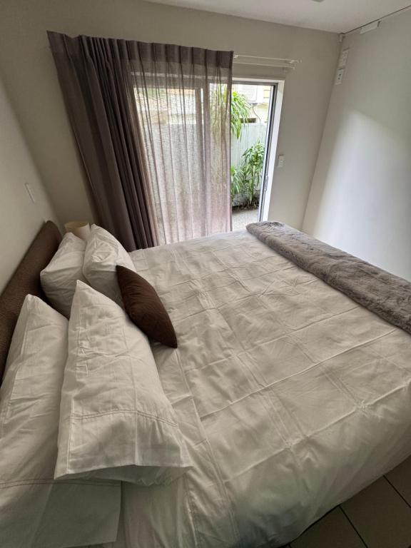 Postel nebo postele na pokoji v ubytování Seaspray Suites Unit 5 & 11