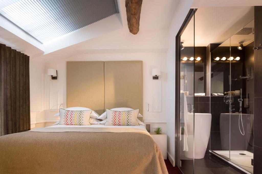 Postel nebo postele na pokoji v ubytování Hôtel Molière