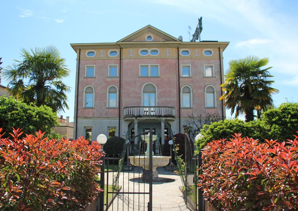 an old building with a fountain in front of it at Park Hotel Villa Leon d'Oro in Noventa di Piave