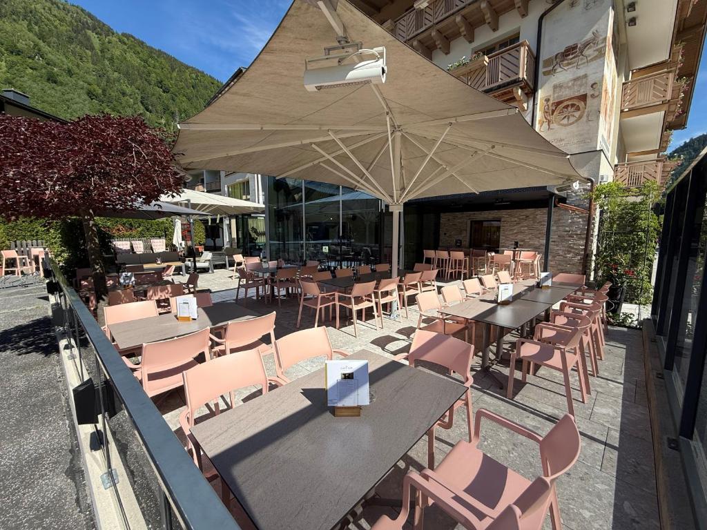 Nespecifikovaný výhled na hory nebo výhled na hory při pohledu z hotelu