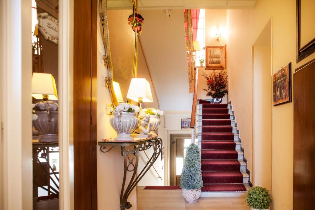 een trap in een huis met een rode trap bij Hotel Tina in Diano Marina