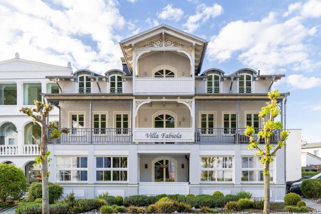 an exterior view of a white mansion at Villa Fabiola in Strandnähe in Binz