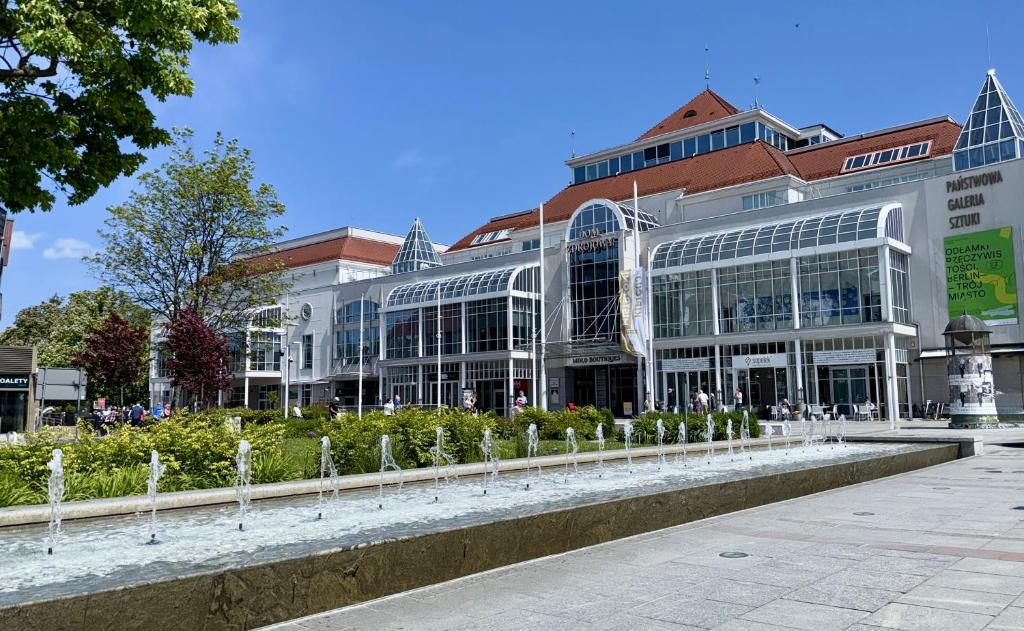 ソポトにあるViking Sopot Apartmentの正面に中庭がある大きな建物