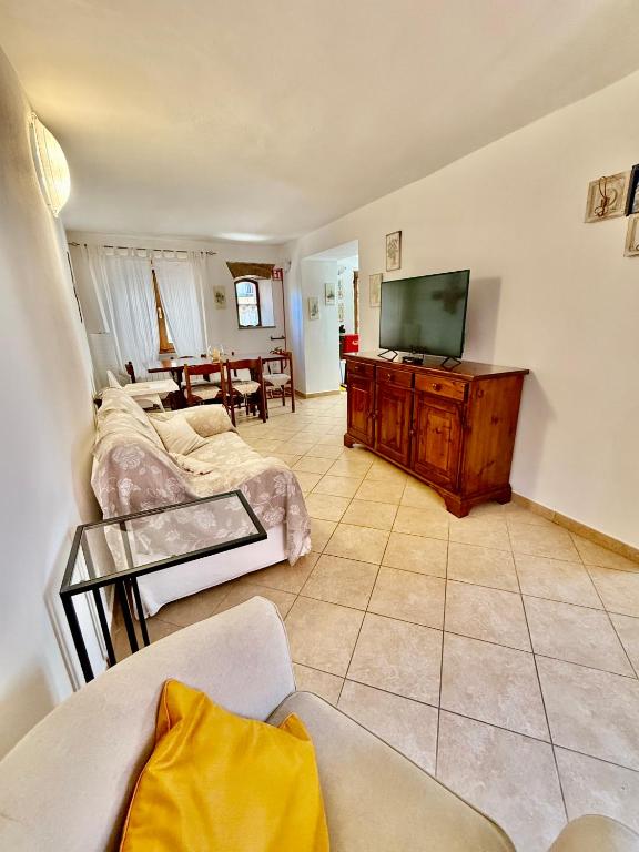 Televízia a/alebo spoločenská miestnosť v ubytovaní Casa vacanze Elena
