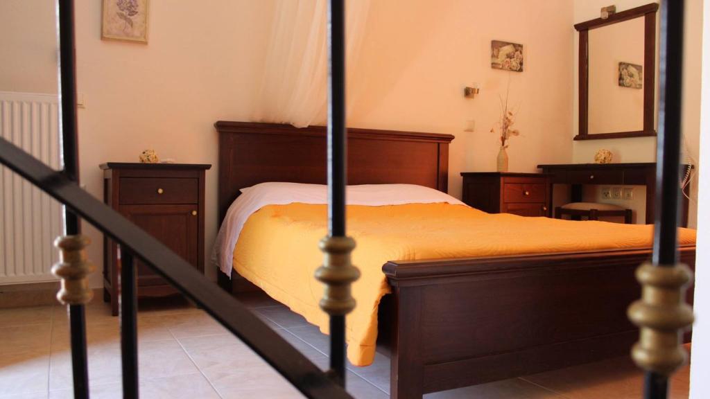 A bed or beds in a room at Elia Meronas