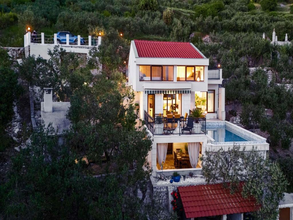 Bazén v ubytovaní Villa in Makarska with Infinity Pool & Views alebo v jeho blízkosti