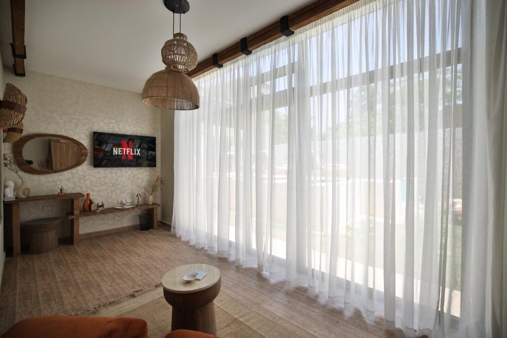 TV a/nebo společenská místnost v ubytování Sphinx House