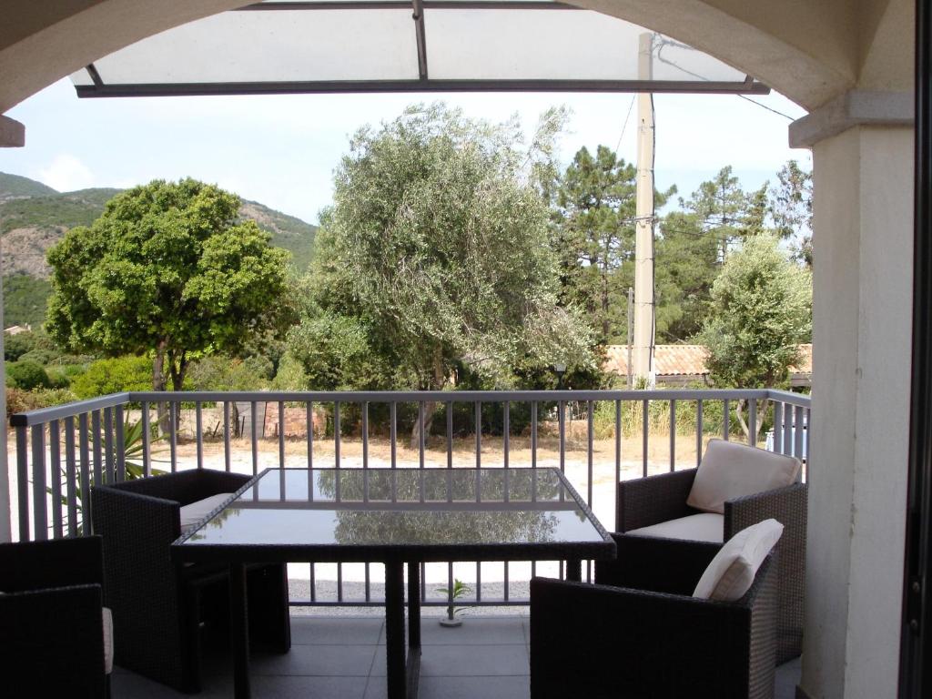 a patio with a table and chairs on a balcony at Fior di Macchia in Galeria