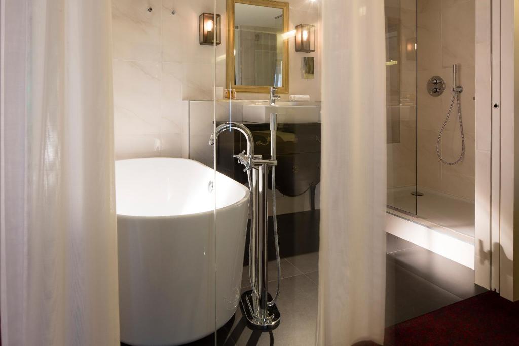 Koupelna v ubytování Hôtel Molière
