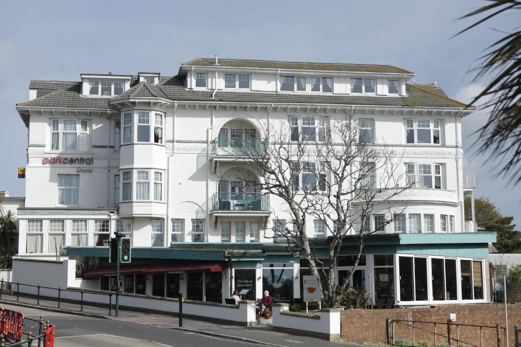 ein großes weißes Gebäude an der Ecke einer Straße in der Unterkunft Sea Stone Hotel in Bournemouth