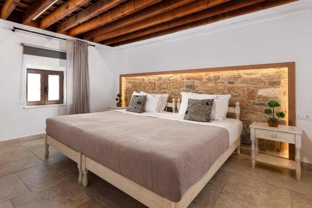 Postel nebo postele na pokoji v ubytování Lindos Citrin Studios