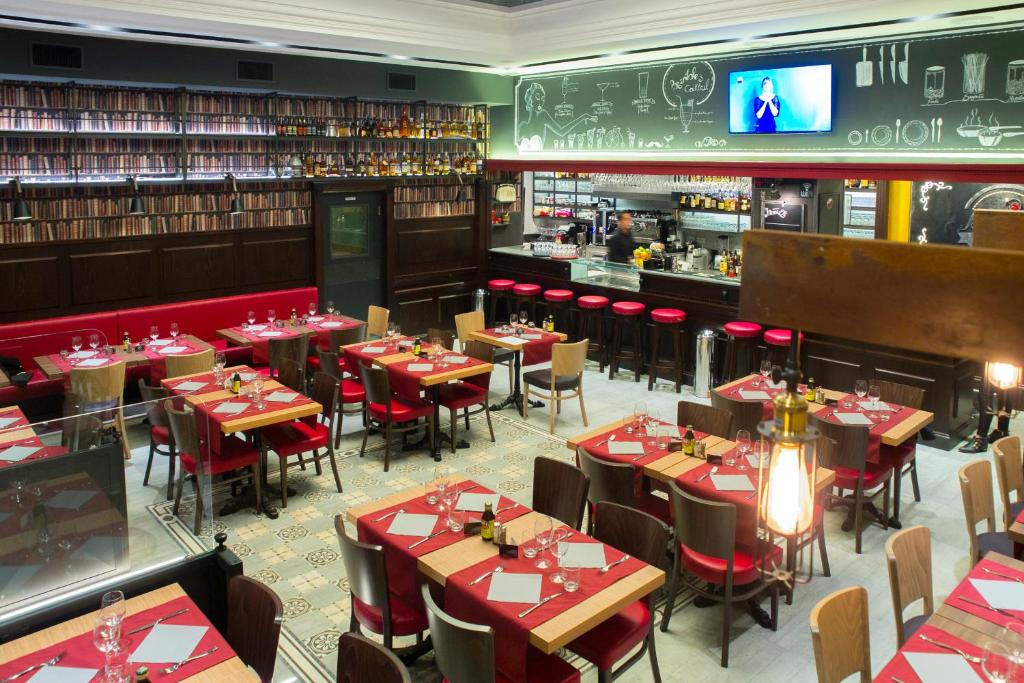 Um restaurante ou outro lugar para comer em Alessandro Palace & Bar