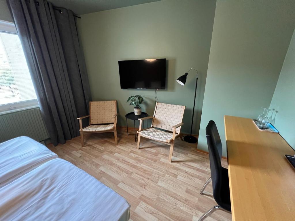 TV a/nebo společenská místnost v ubytování Hotell Linnéa