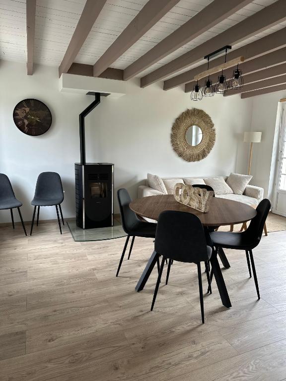 une salle à manger avec une table et des chaises dans l'établissement Lenvolee paysanne, à Vauchamps
