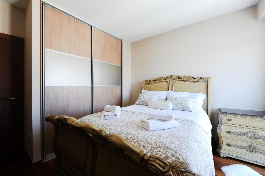 Posteľ alebo postele v izbe v ubytovaní Sunset Penthouse Apartment with Jacuzzi and Seaview
