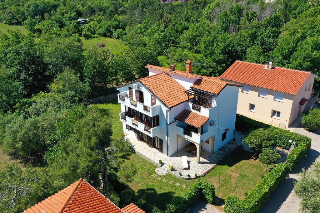 an aerial view of a house with at Apartmani Svoboda in Šilo