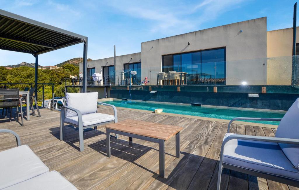 d'une terrasse avec des chaises et une table à côté de la piscine. dans l'établissement Villa Spacieuse Proche Plages, à Vardiola