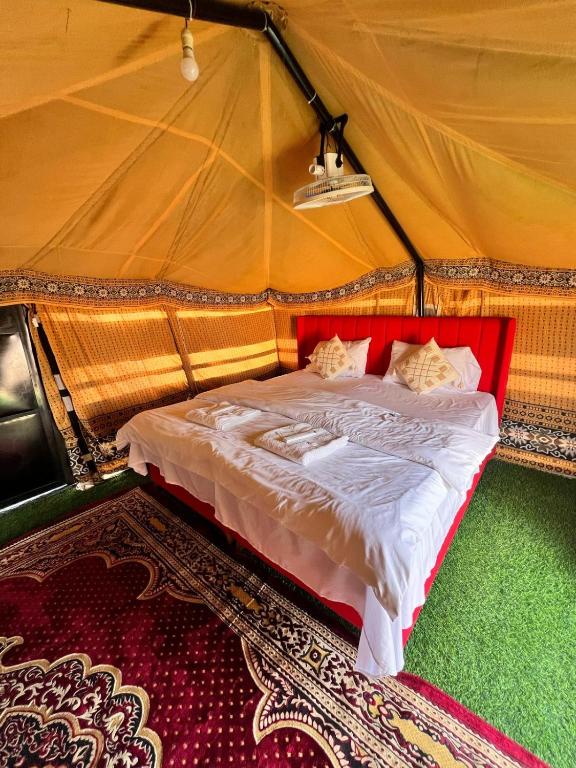 Postel nebo postele na pokoji v ubytování Desert Soul Camp