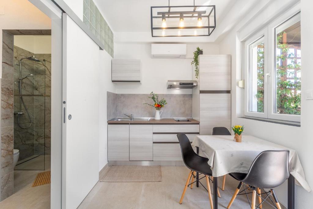 Trbović Apartments Peaceful stay with Free Parking, Pet-Friendly, and Bike Storage in Umag - 1