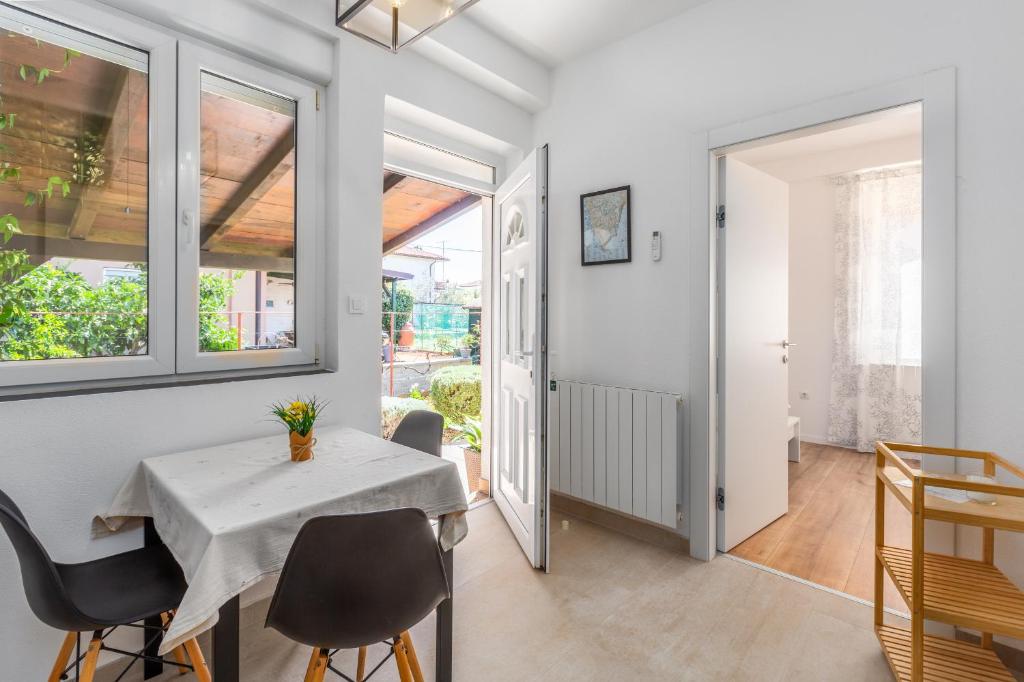 Trbović Apartments Peaceful stay with Free Parking, Pet-Friendly, and Bike Storage in Umag - 4