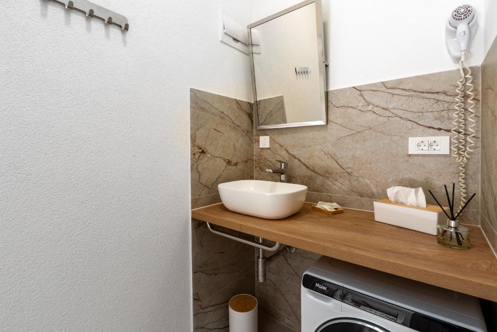 Trbović Apartments Peaceful stay with Free Parking, Pet-Friendly, and Bike Storage in Umag - 6