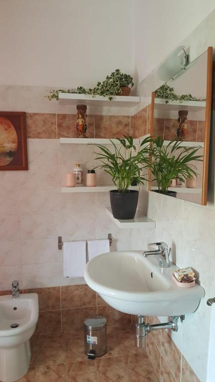 Koupelna v ubytování FalcoBianco GuestHouse