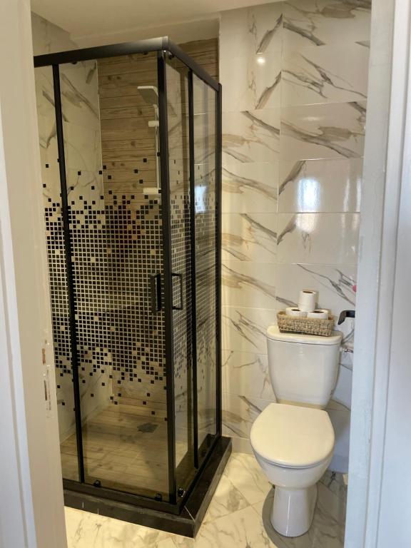 Et badeværelse på Modern & Cozy 2BR 5-min Grande stad 7-min airport , tangier