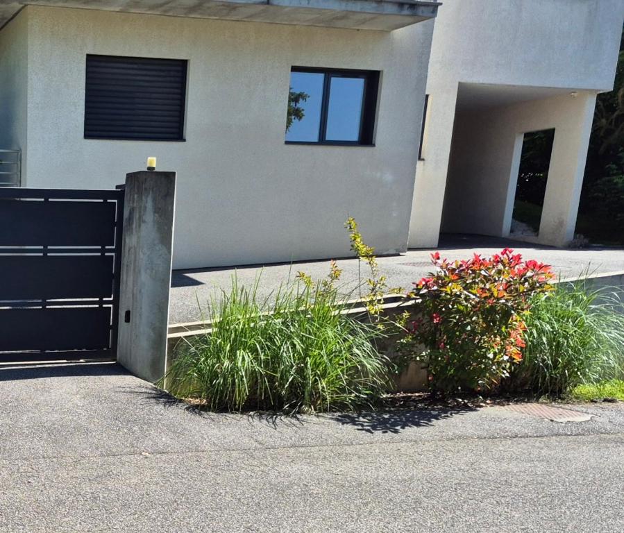 une maison avec une porte et des fleurs devant elle dans l'établissement Charmant 2 piece sur les hauteurs, à Chambéry