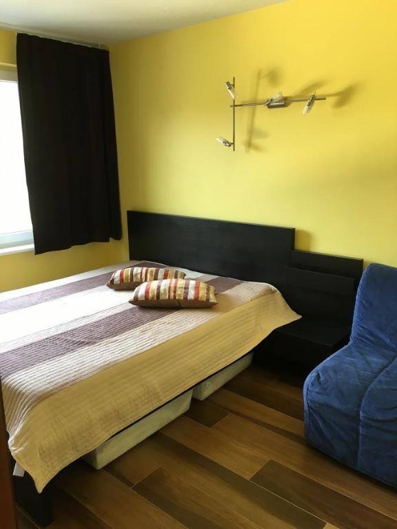 ウケンチンにあるApartament Nad Morzemのベッドルーム1室(枕2つ、窓付)