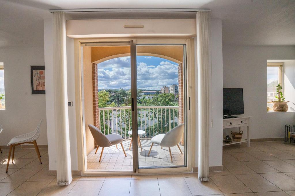 d'un salon avec une porte en verre s'ouvrant sur un balcon. dans l'établissement La Felicità, à Albi